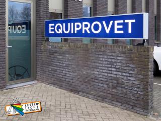 Vrijstaande dubbelzijdige lichtbak op muur met tekst